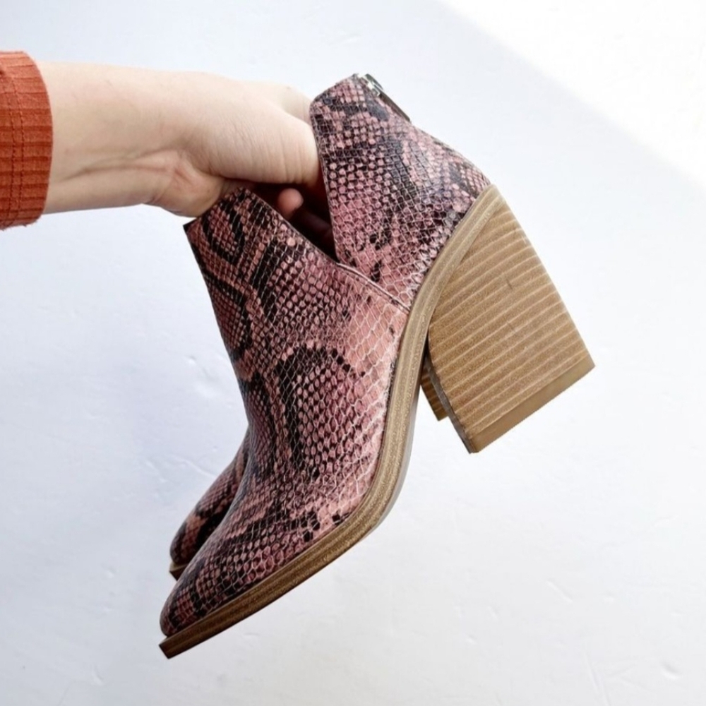 Vince Camuto Gigietta Rosewood Snake Cutout Booties Pointed Toe Pink Size 7.5 - Picture 4 of 4